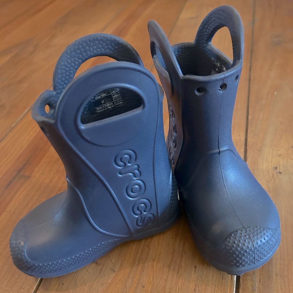 Crocs ‘Handle It’ Rain Boots, Navy, size C 7